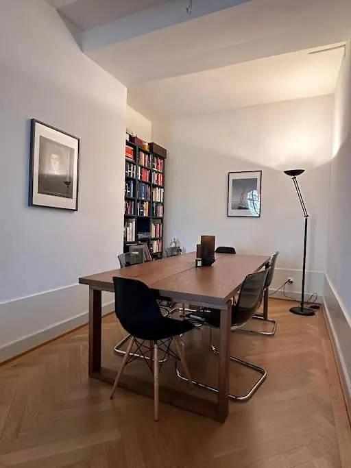 ז'נבה Central Two-Bedroom Apartment 0*,